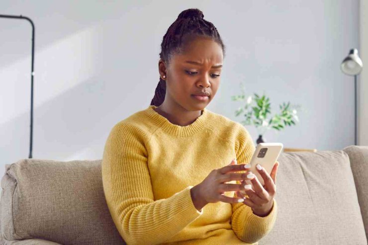 donna che guarda cellulare
