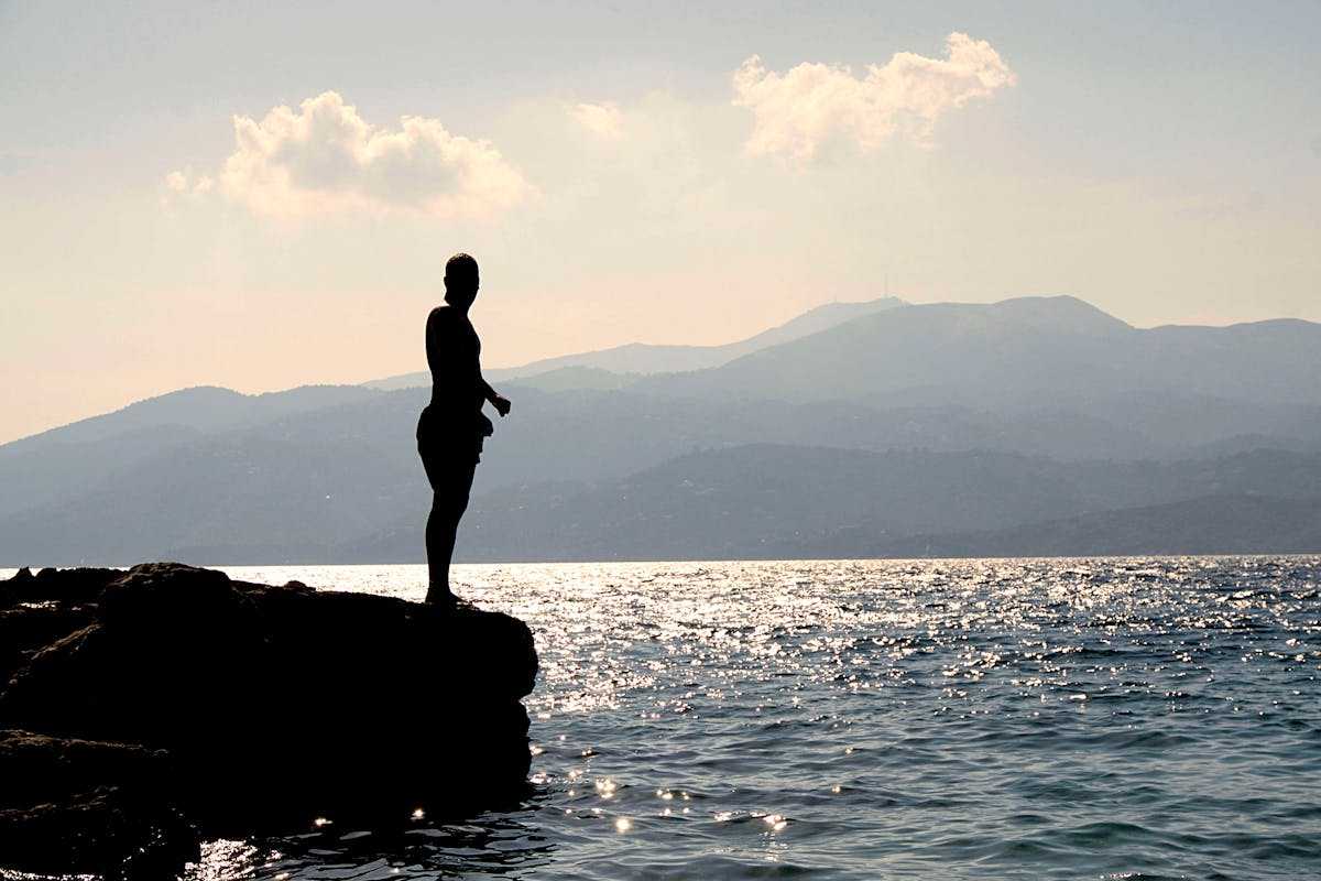 Uomo su una scogliera