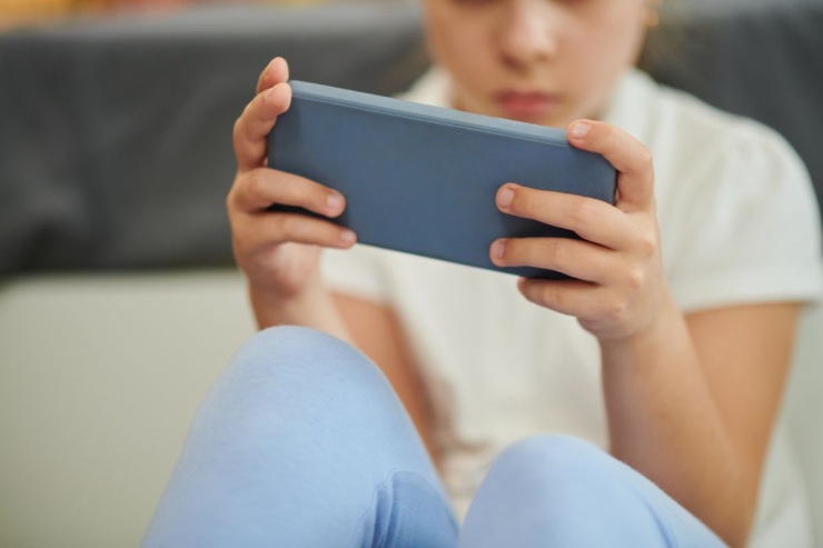  bambino che usa smartphone