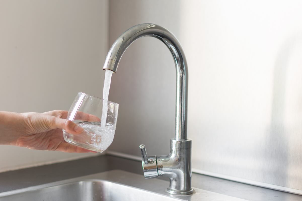 riempire bicchiere di acqua con rubinetto