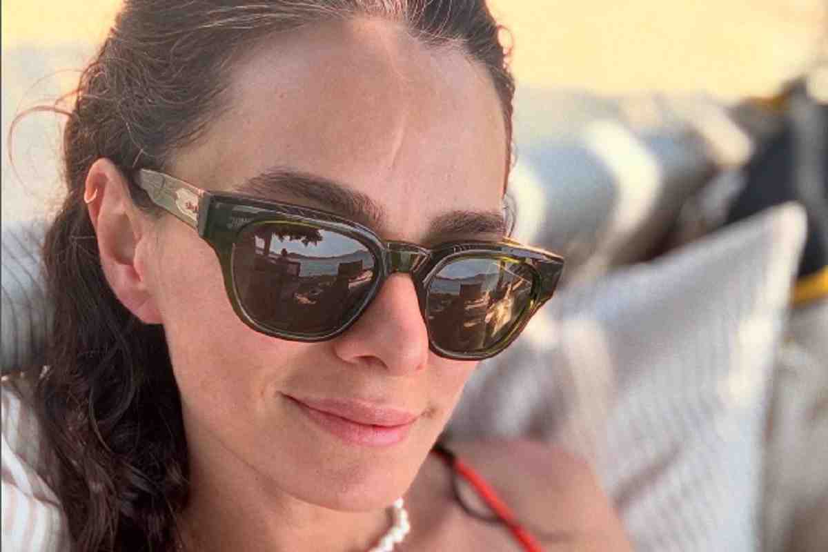 attrice turca del momento primo piano con occhiali