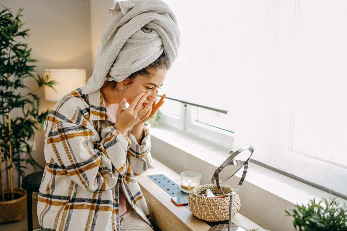 donna che fa skincare