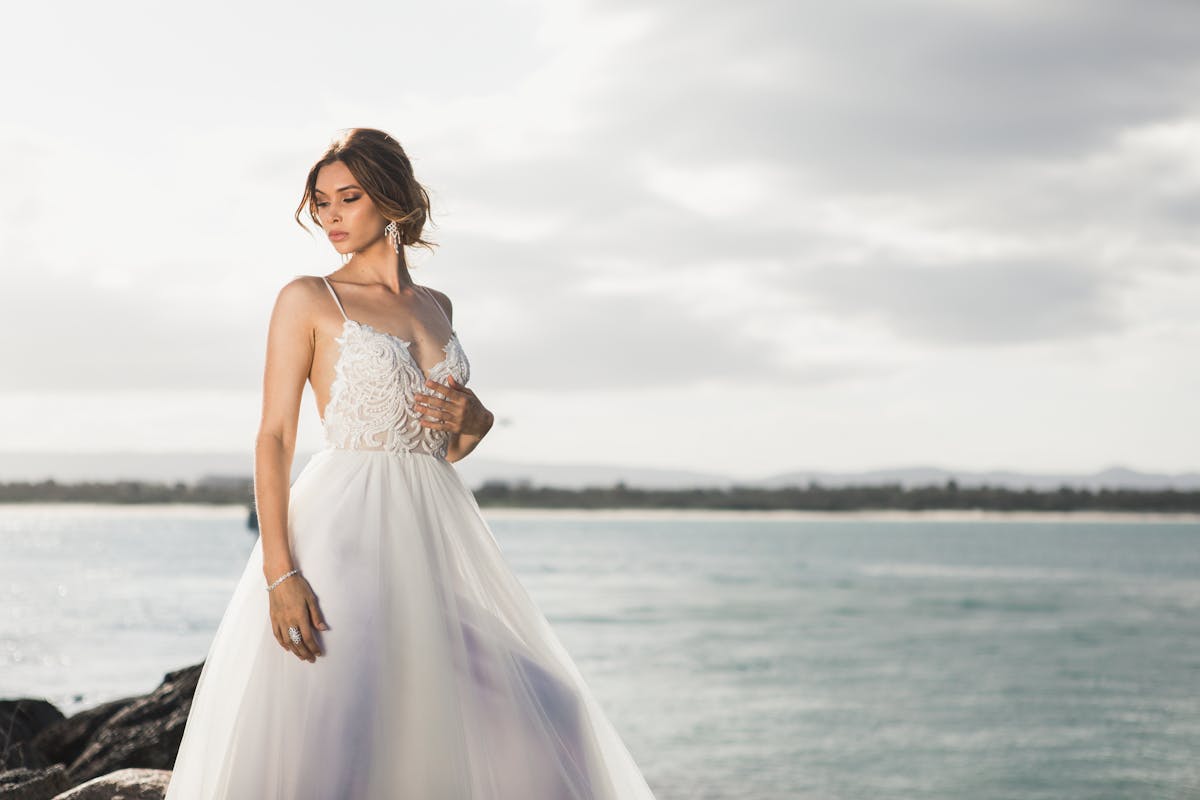 Donna vestita da sposa su spiaggia