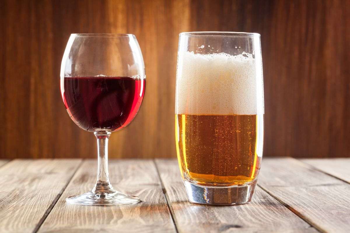 bicchiere di vino e bicchiere di birra