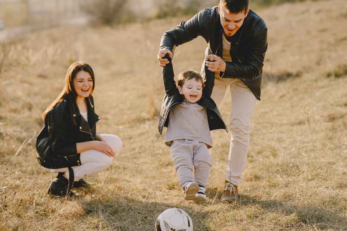 Famiglia che gioca su un prato