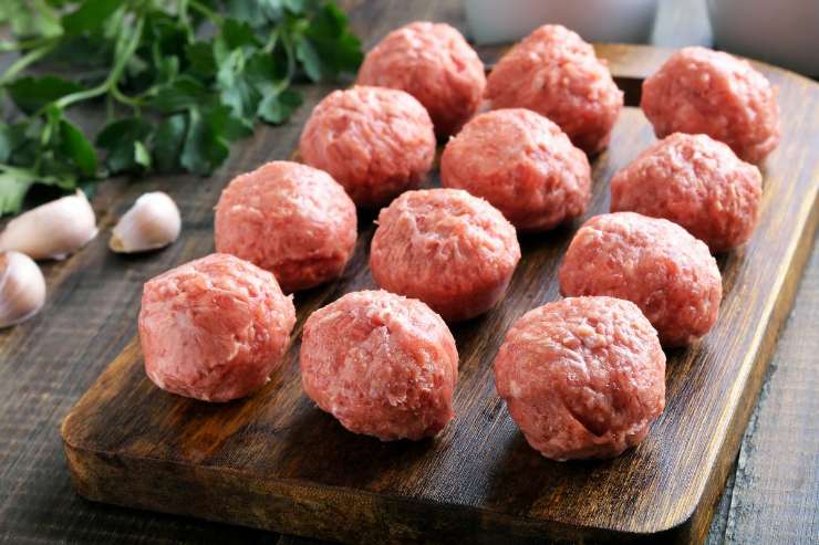 tagliere con polpette crude