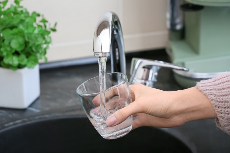 riempire bicchiere con acqua del rubinetto