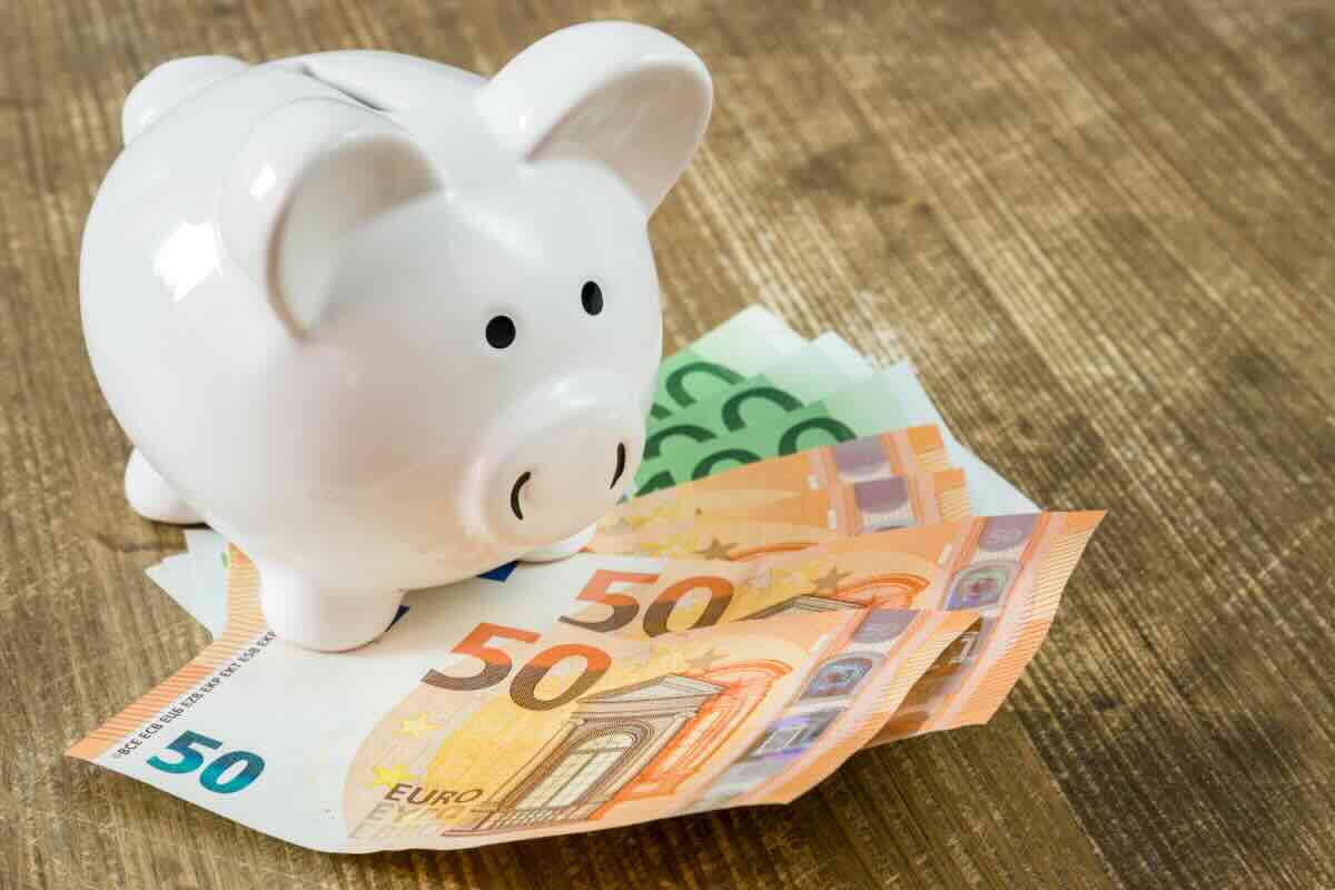salvadanaio e banconote euro