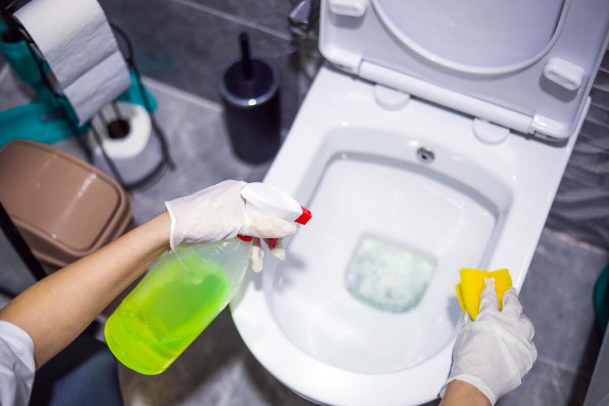 Spruzzare prodotto nel WC, pulire con spugna gialla