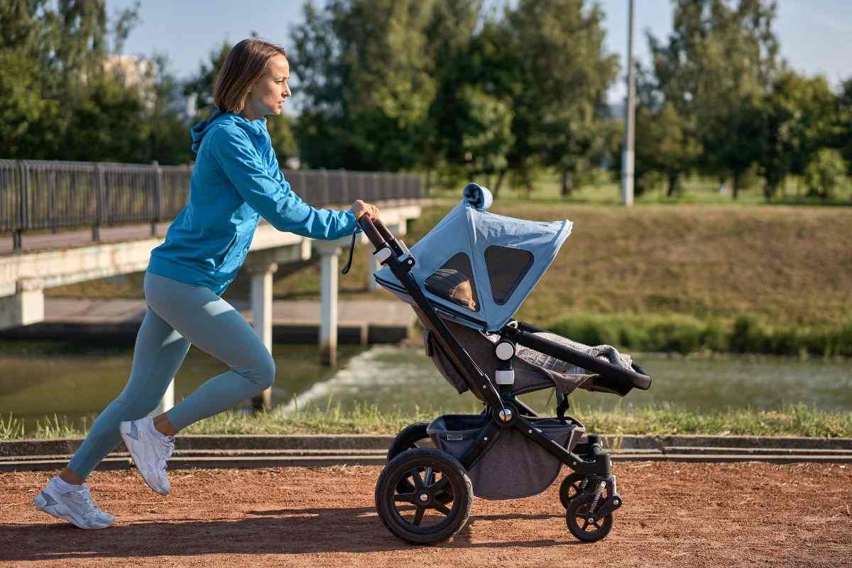 donna che corre con passeggino