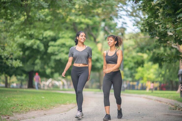 Due ragazza che passeggiano nel parco