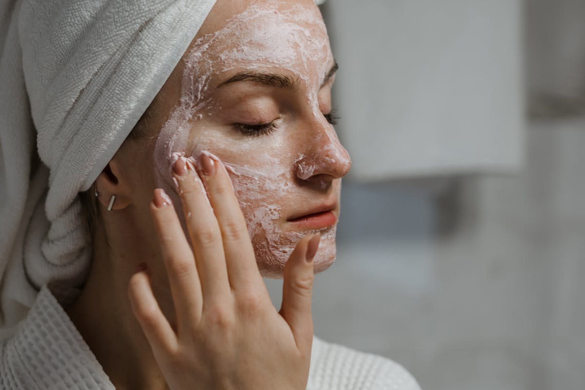 donna con crema in viso