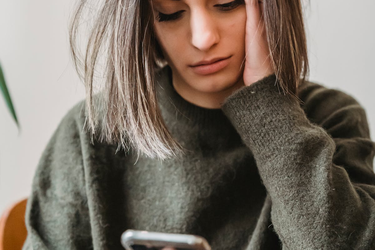 donna a telefono indecisa