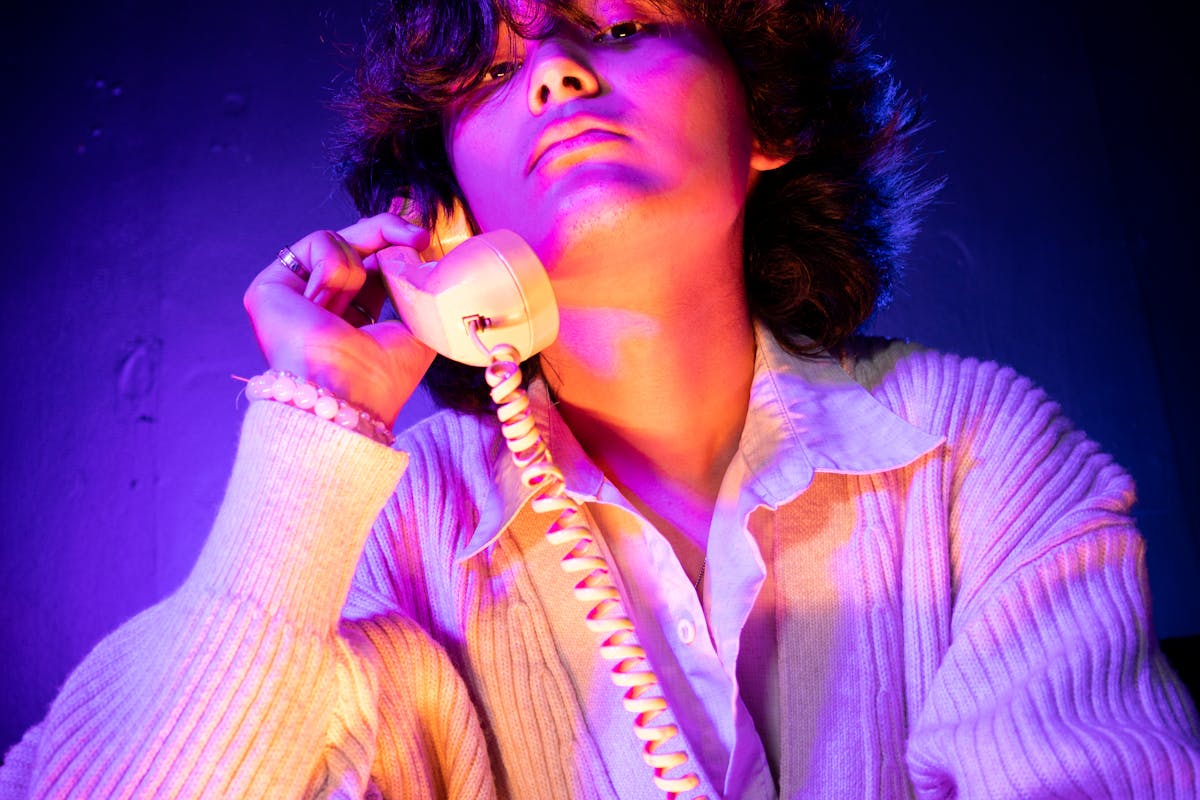 donna che parla a telefono con cornetta bianca