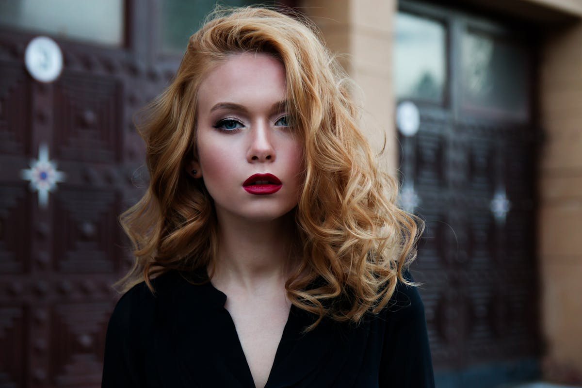 donna con capelli biondi corti