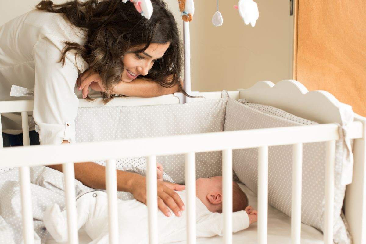 mamma che coccola neonato in culla