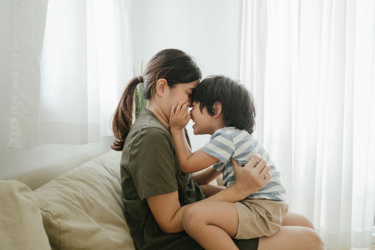 mamma e figlio sul divano