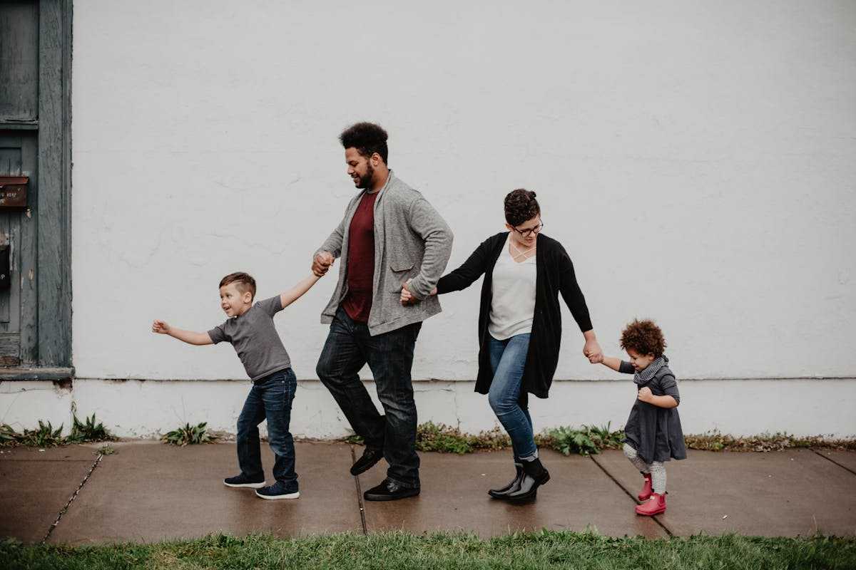 Famiglia di quattro persone su sfondo bianco