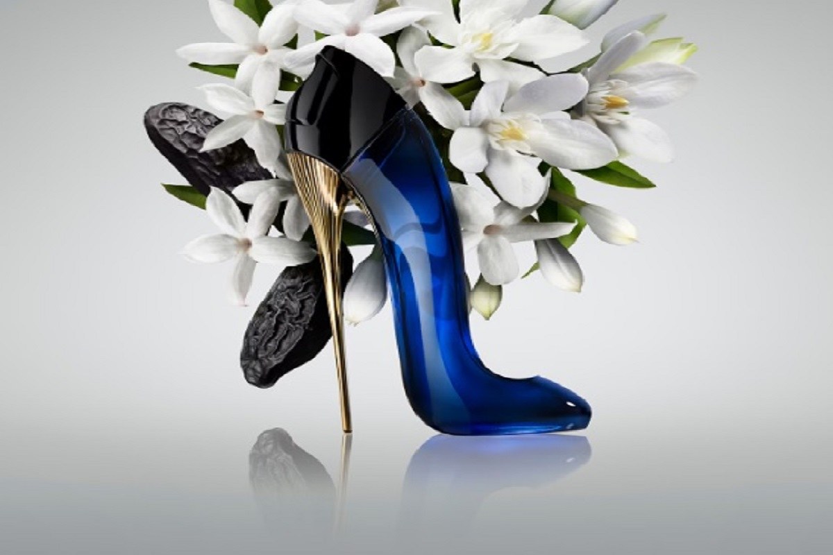 Packaging good girl herrera con fiori bianchi su sfondo neutro