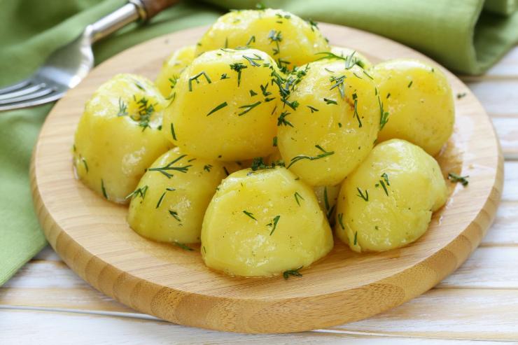 patate bollite su tagliere
