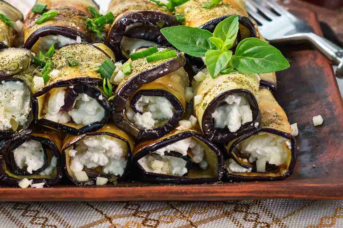 piatto con involtini di melanzane e ricotta