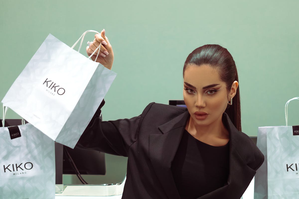 donna con busta kiko