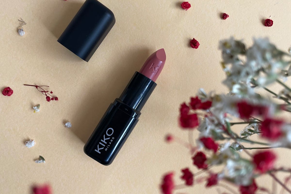 rossetto di kiko su sfondo giallo con petali di rose