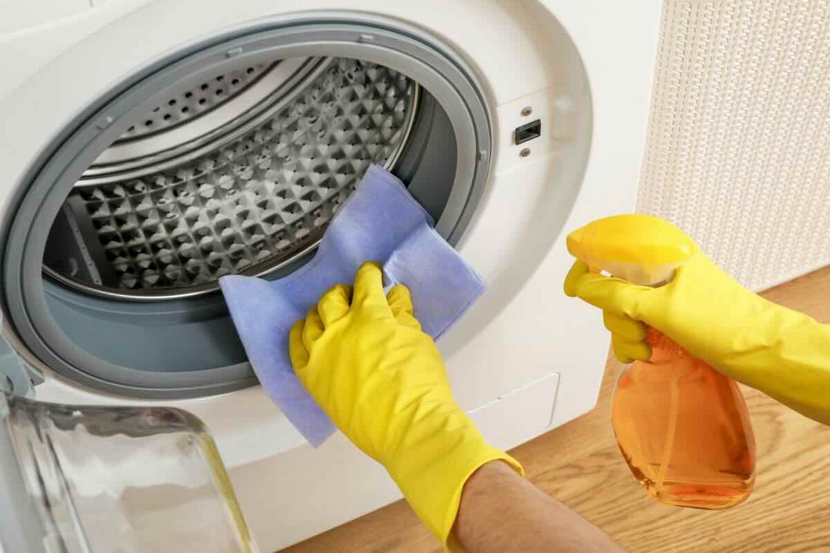 Spruzzare spray su panno per pulire guarnizione lavatrice