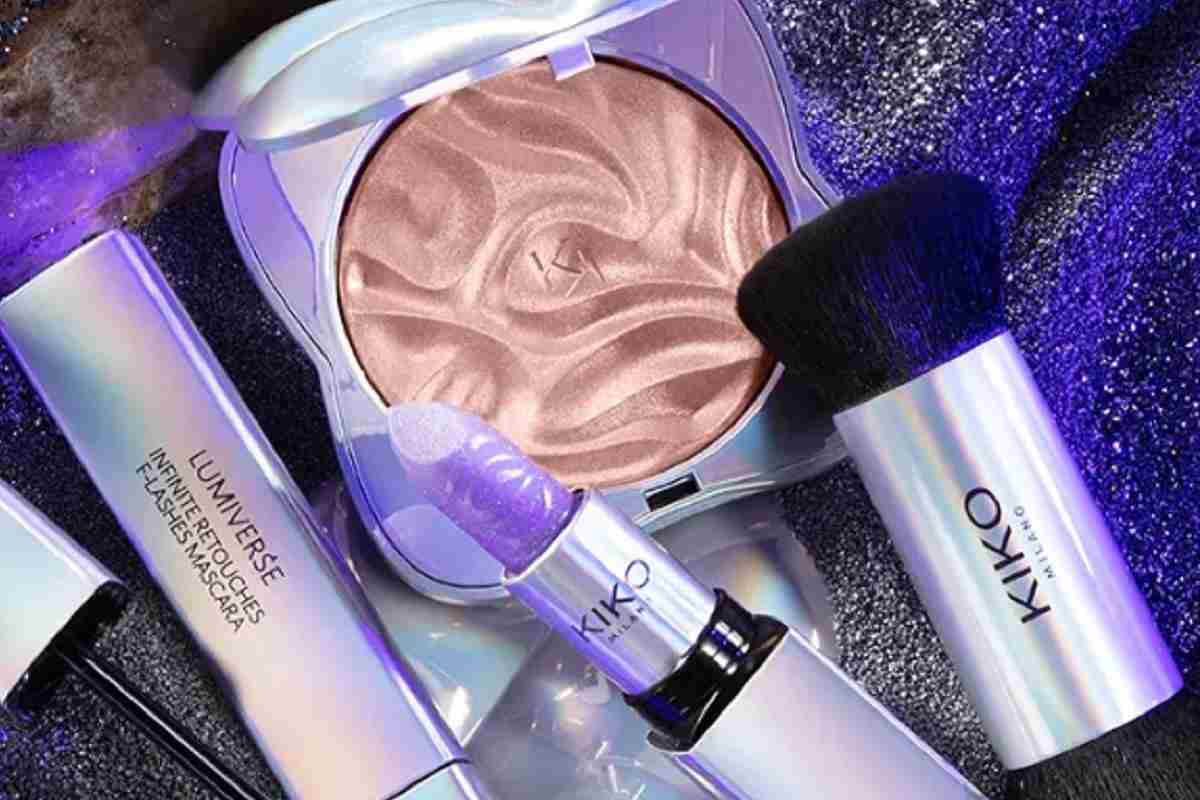 un rossetto, un blush, un pennello e un mascara su sfondo galattico