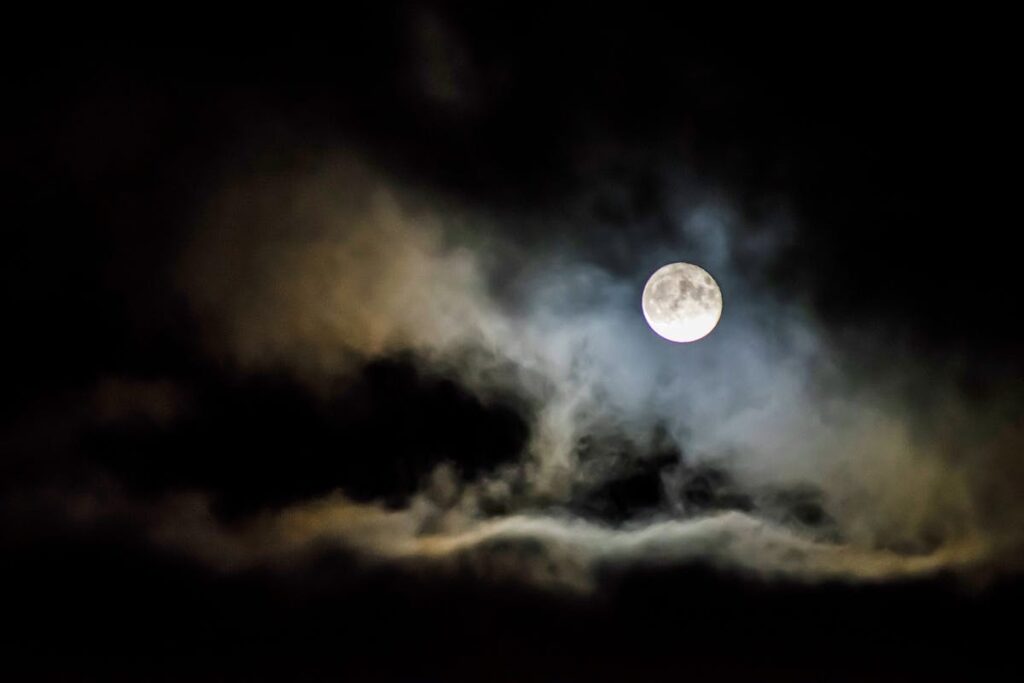 Luna con nuvole in cielo