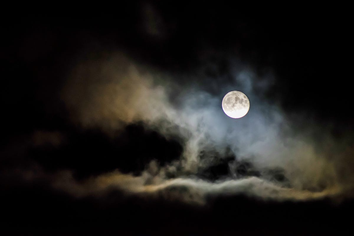 Luna con nuvole in cielo