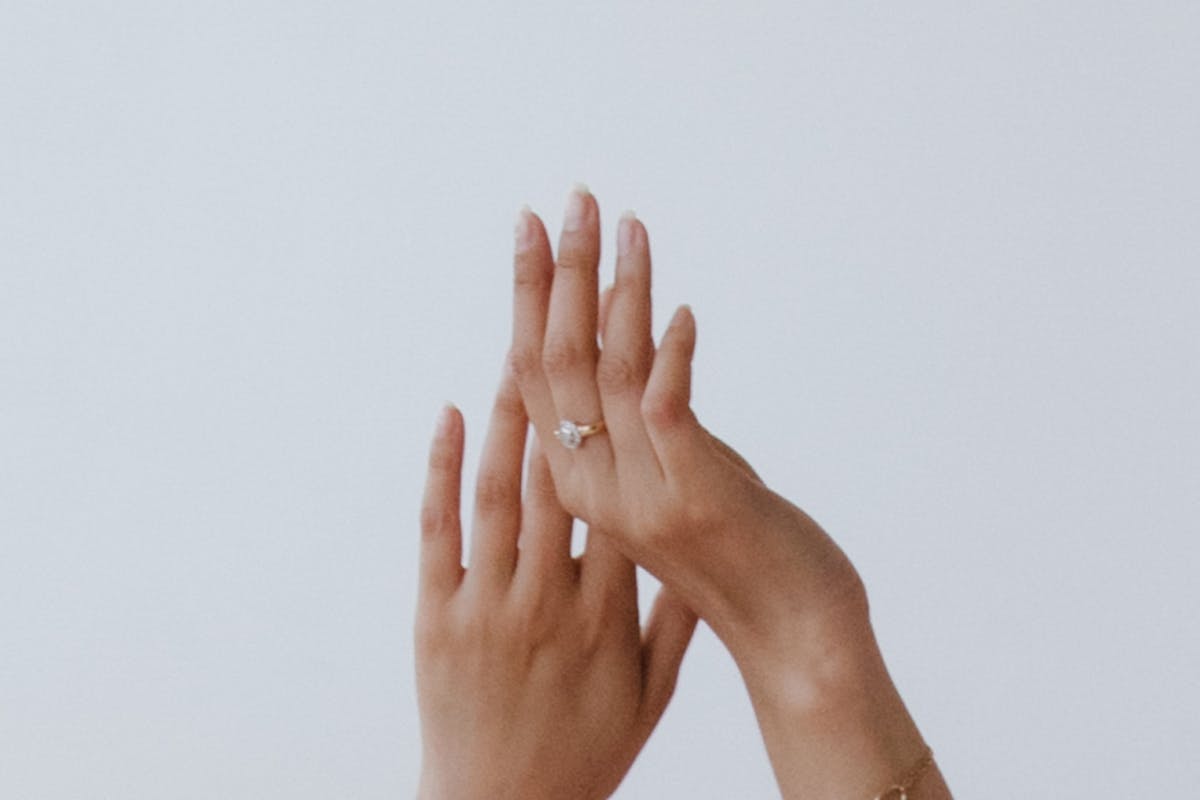 mani e braccia di una donna
