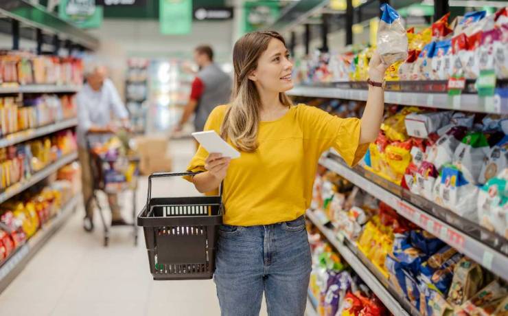 donna che fa la spesa al supermercato