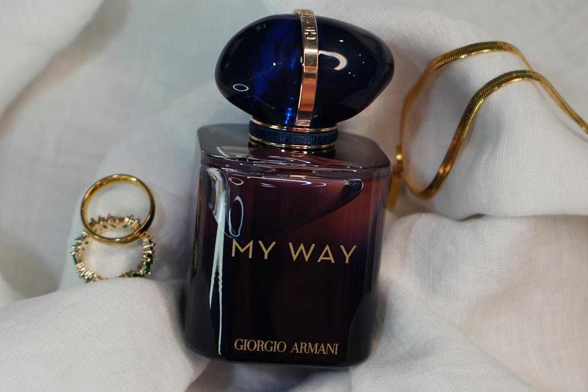 Profumo Giorgio Armani tra coperte e gioielli