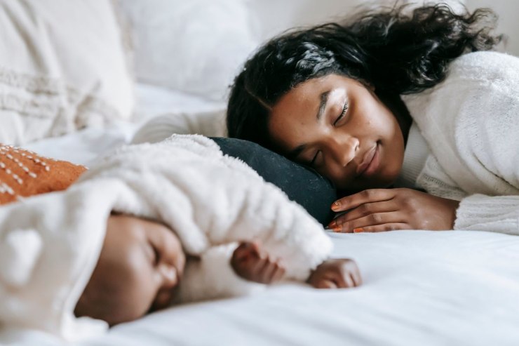 mamma e neonato che dormono