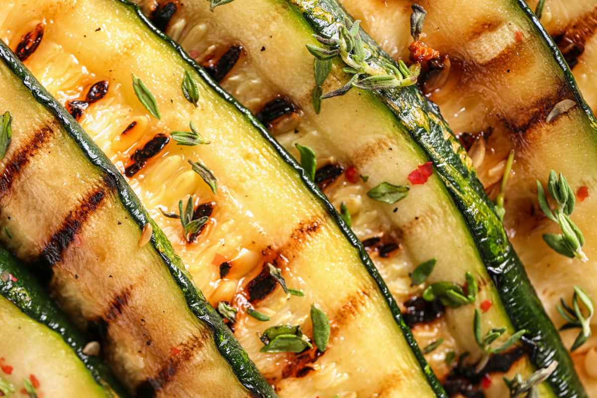 primo piano di zucchine grigliate per fare una parmigiana light