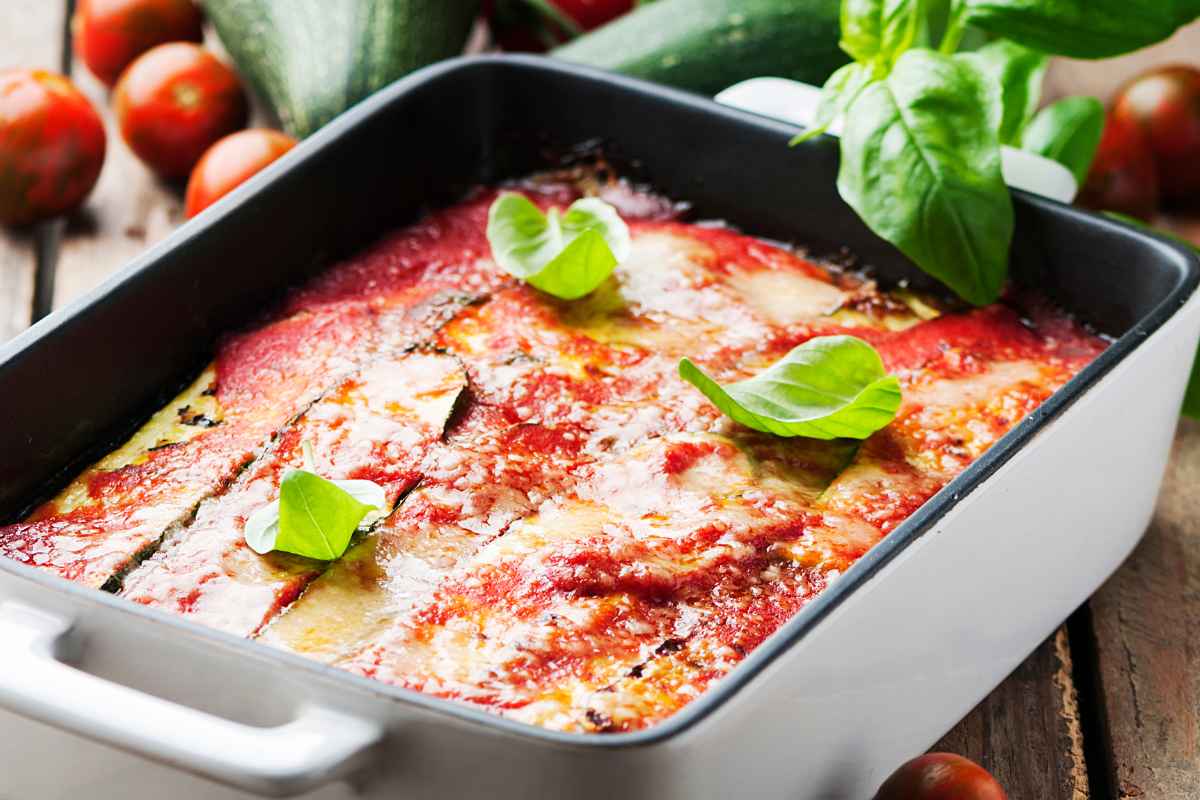 Pirofila da forno con all'interno una Parmigiana di zucchine light
