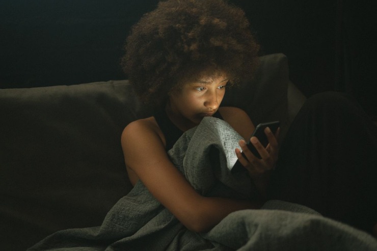 persona che usa lo smartphone