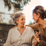 donna giovane con anziana