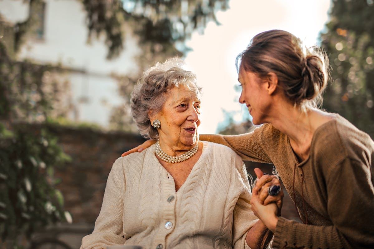 donna giovane con anziana