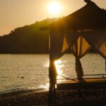 Spiaggia albanese con mare terso