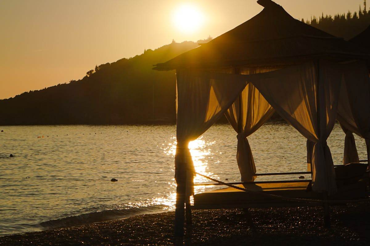 Spiaggia albanese con mare terso