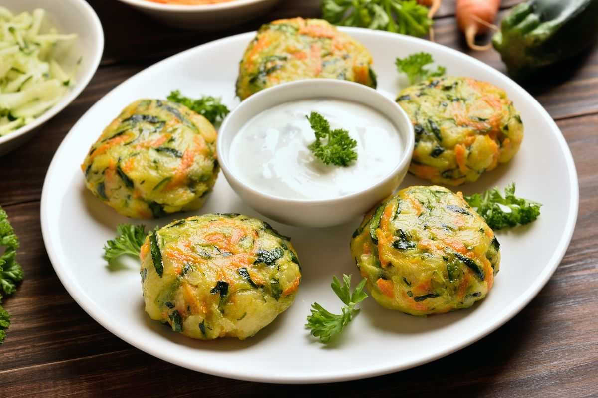 piatto di polpette di zucchine