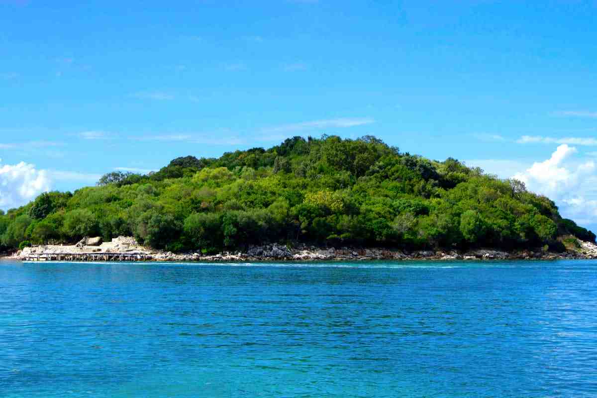 isola in albania, in mezzo al mare