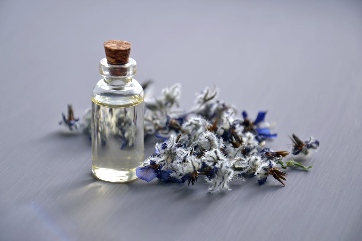 boccetta di profumo con fiori di glicine