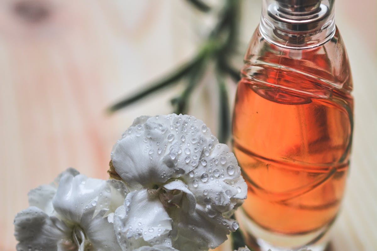 boccetta di profumo con fiori