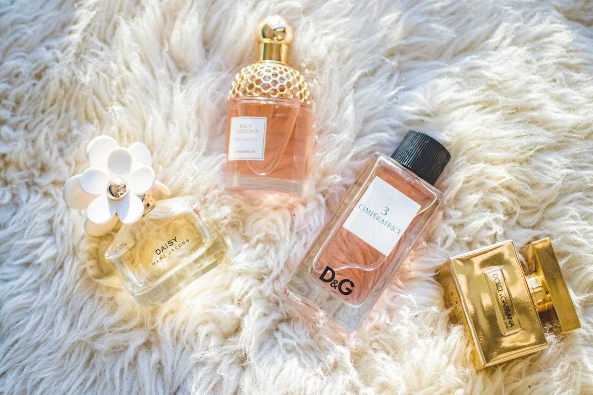 quattro boccette di profumo su pelliccia