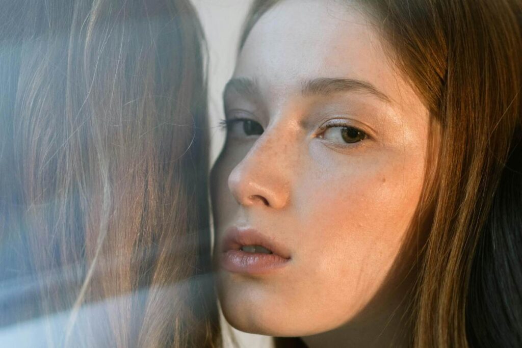 Un volto di una ragazza di trequarti