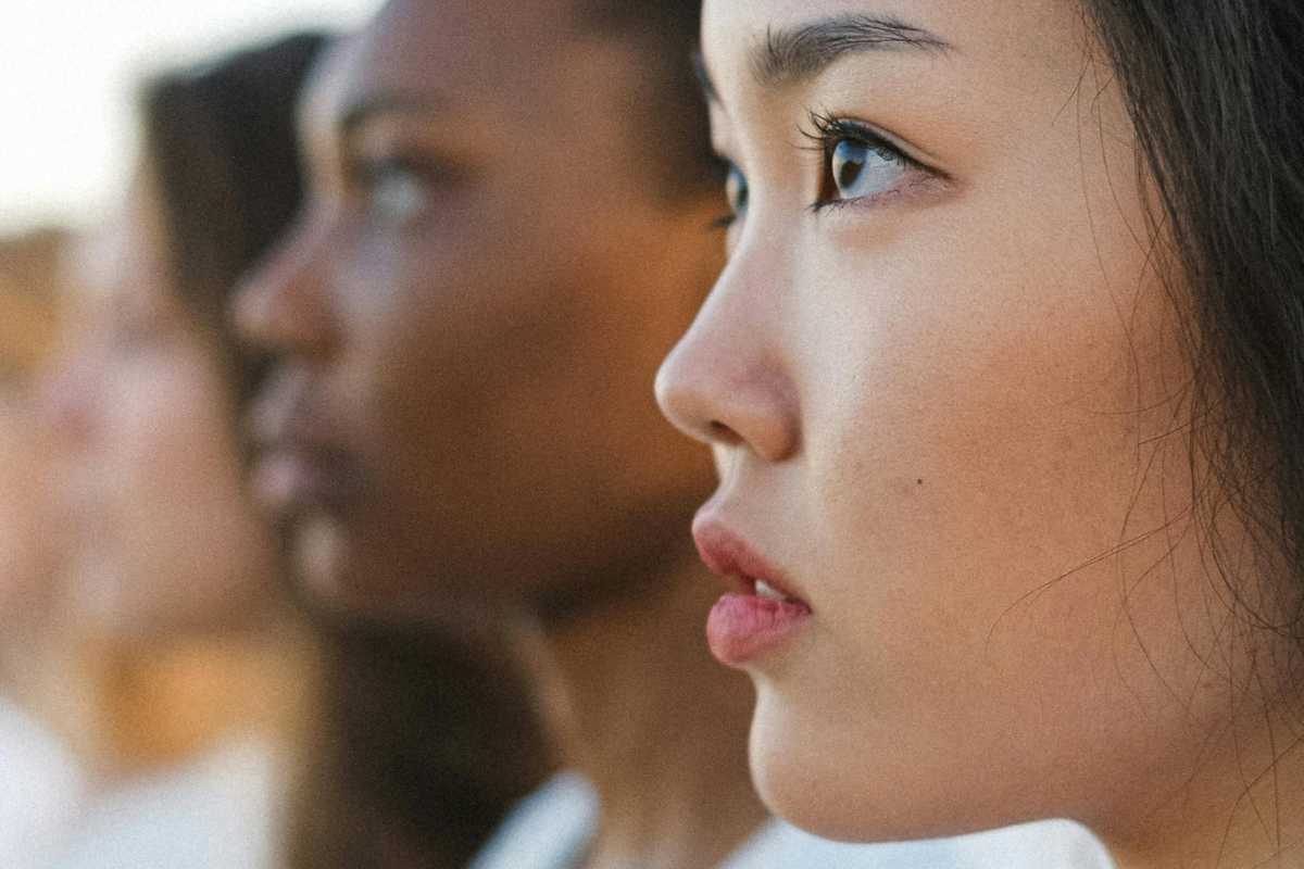 Quattro ragazze in fila, fotografate di profilo