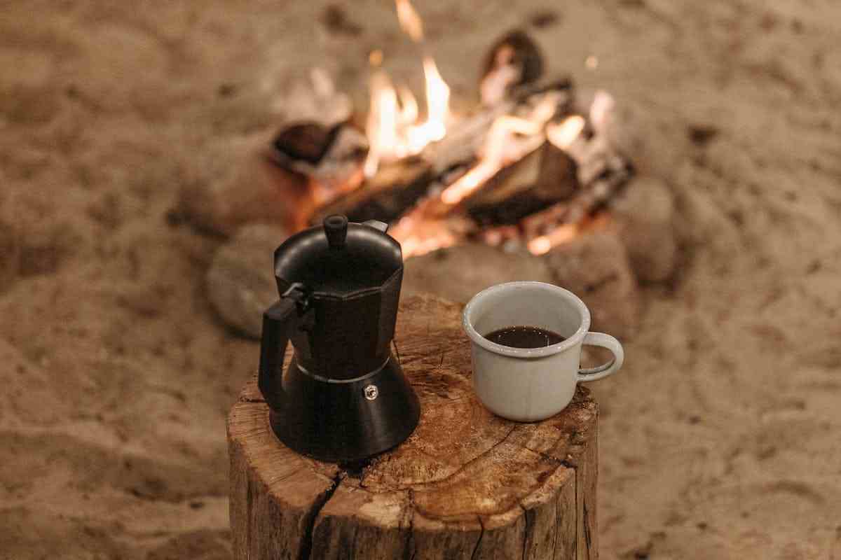 Falò in spiaggia e ceppo con tazza e moka